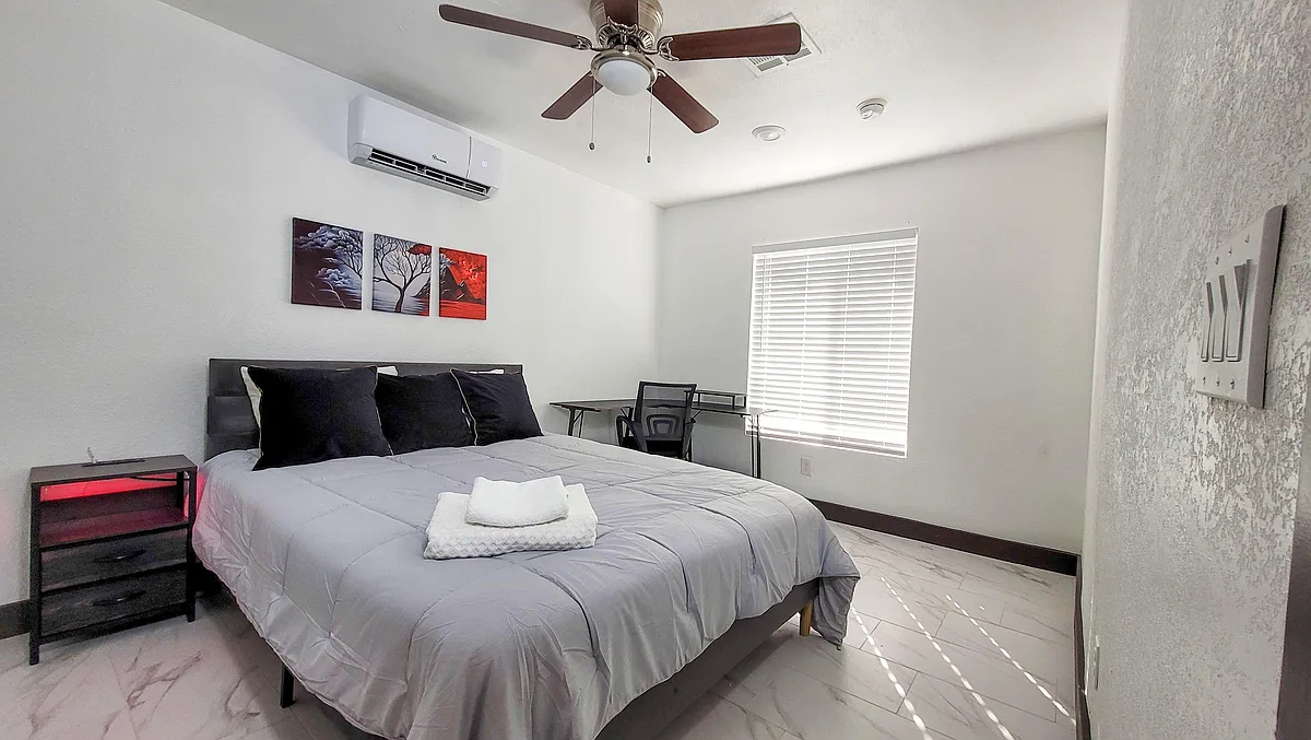 Large room with spacious bult-in closet - S 25th St
