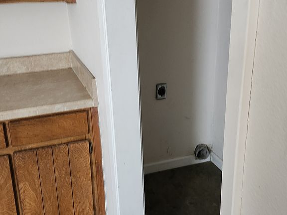 3rd image of 522 Signal Hill Ct S