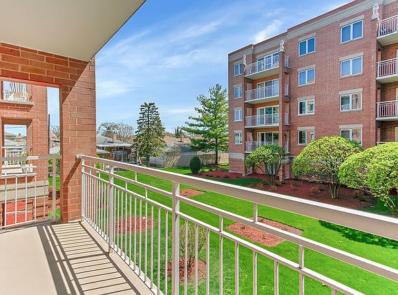 4th image of 4655 N Cumberland Ave APT 204