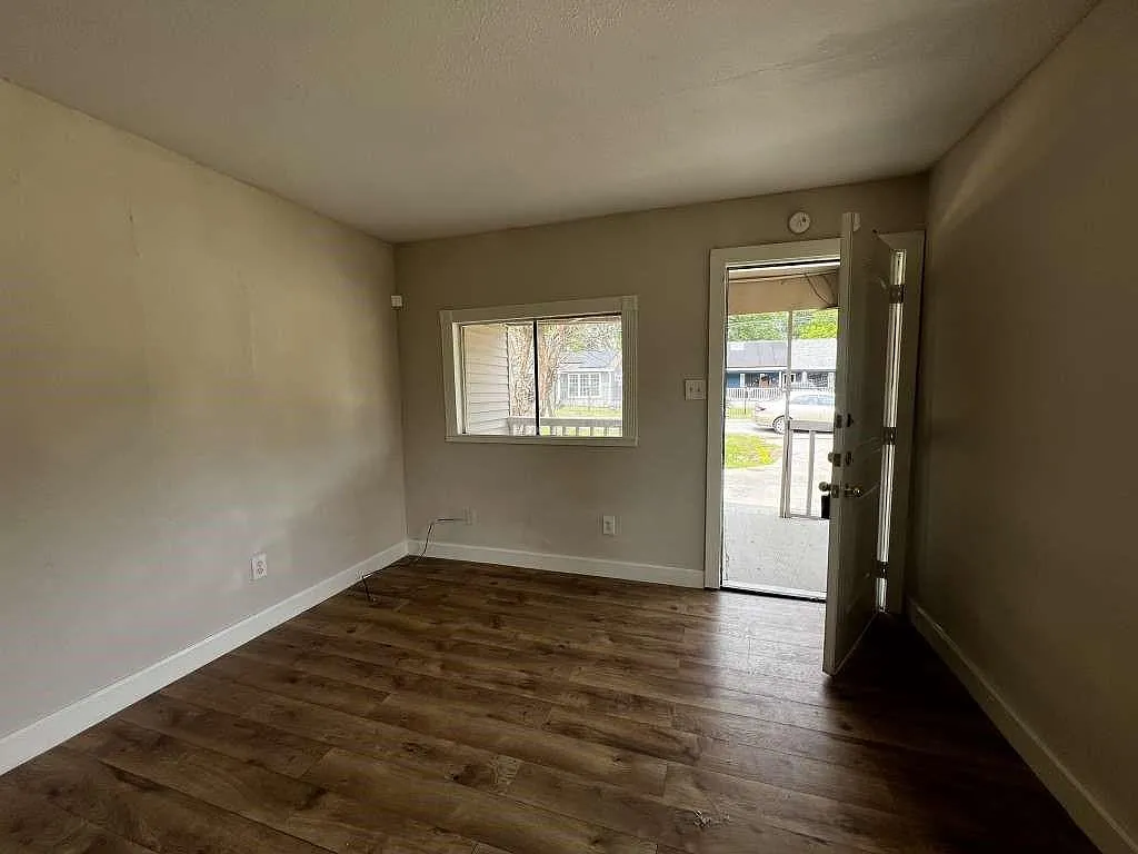 3 bed, 1.0 bath, 888 sqft, $1,495 — Photo 2