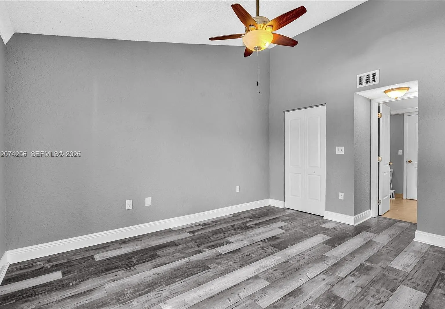 Lakeview Club Condo — Photo 4