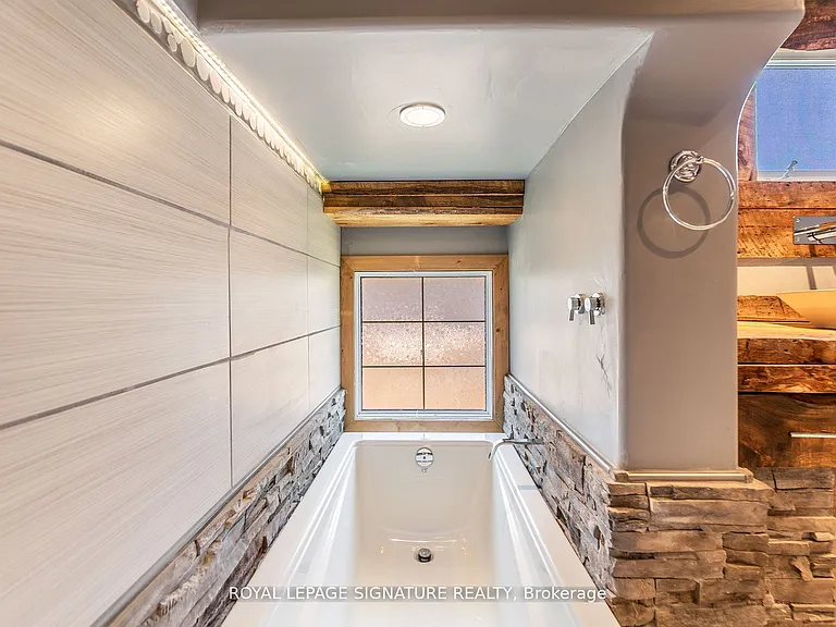 4 Patricia Ave #UPPER — Photo 29