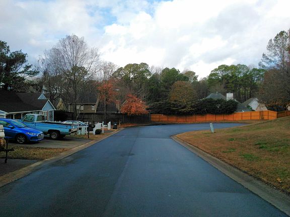 5th image of 725 Farmdale Way NE
