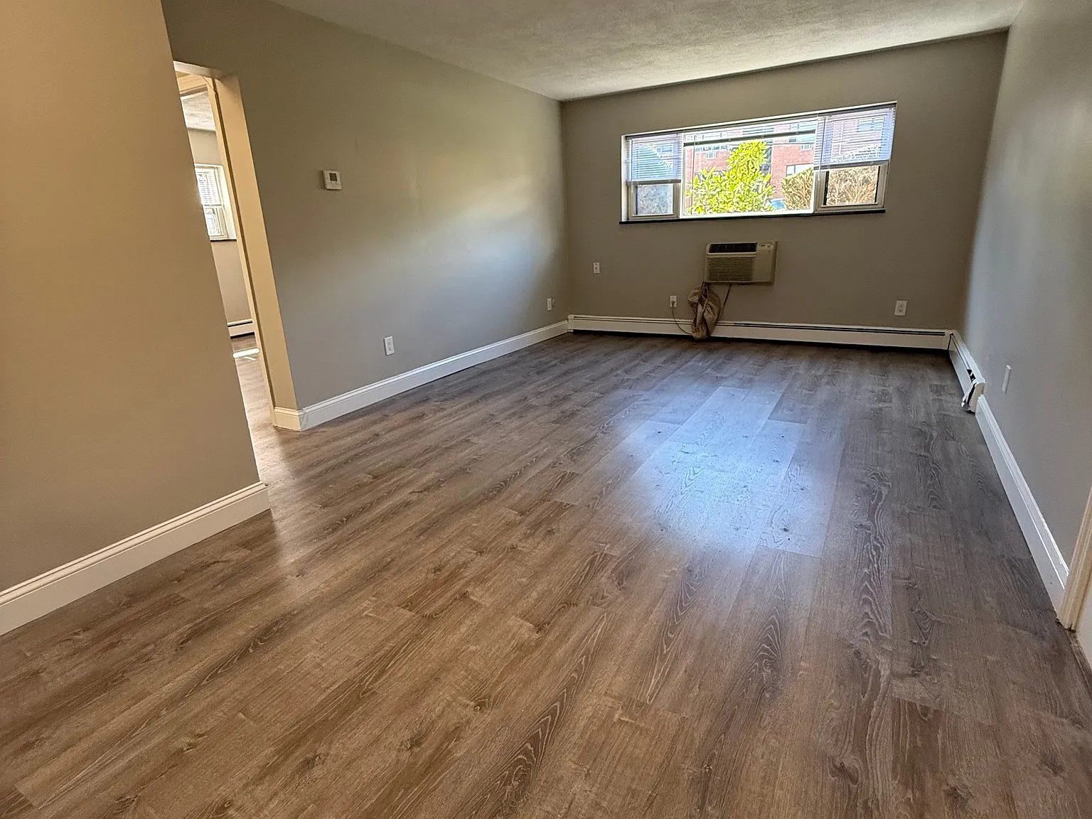 2 bed, 1.0 bath, 9999 sqft, $2,700 — Photo 3