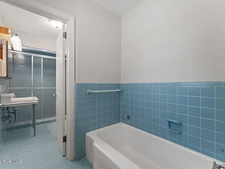 225 Arbutus Rd — Photo 26