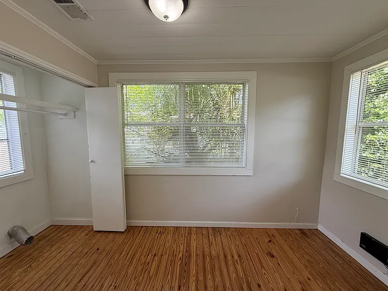 211 W Kirby St — Photo 10