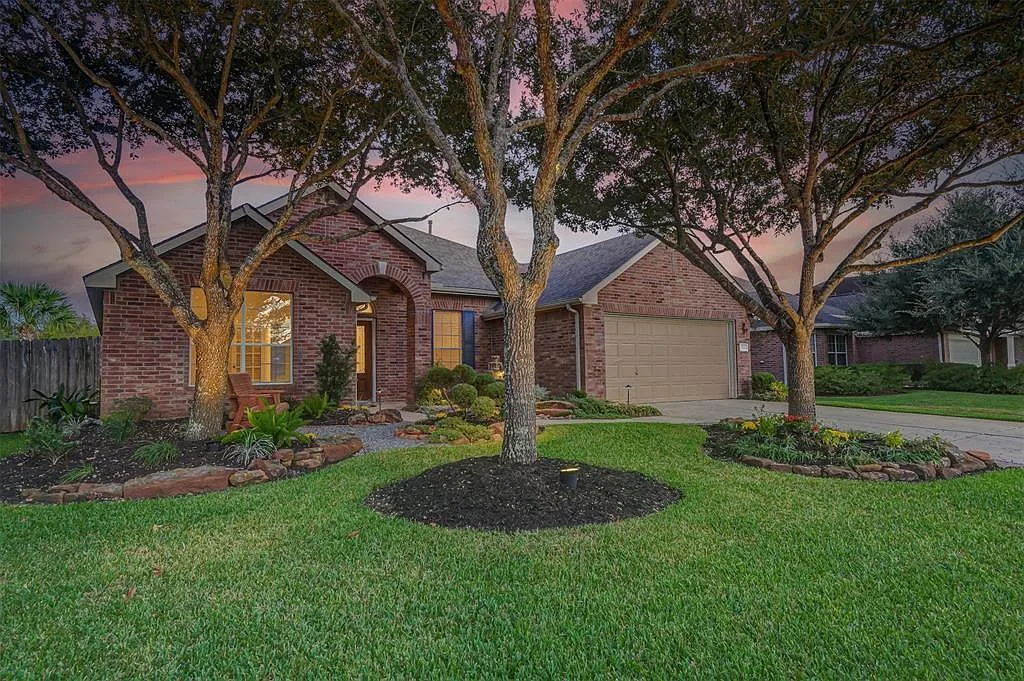 4 bed, 2.0 bath, 2598 sqft, $2,500 — Photo 2