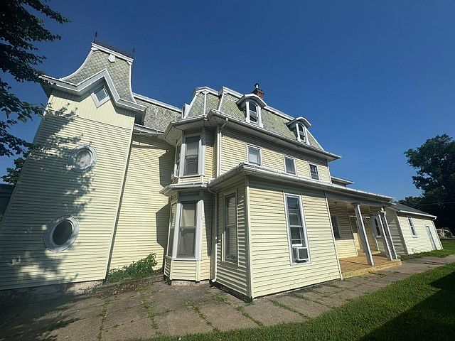 2nd image of 538 10th Ave S