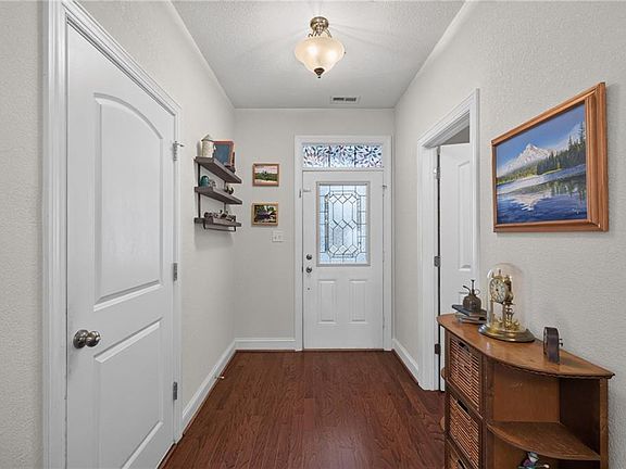 4th image of 909 Long Beeches Ave
