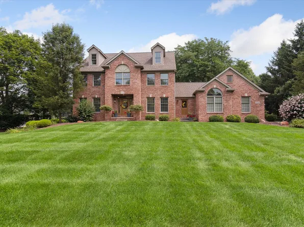 9559 Sherwood Dr, Saline, MI 48176