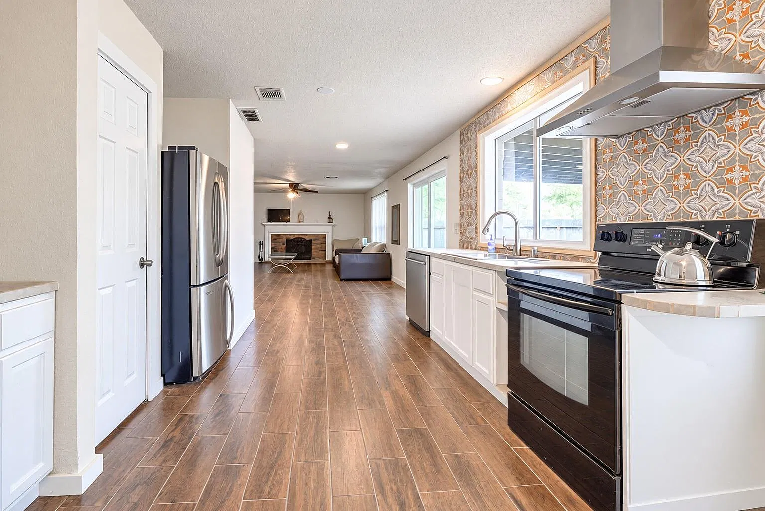 5 bed, 3.0 bath, 2336 sqft, $2,400 — Photo 4