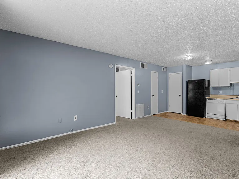 Creekside Apartments — Photo 3