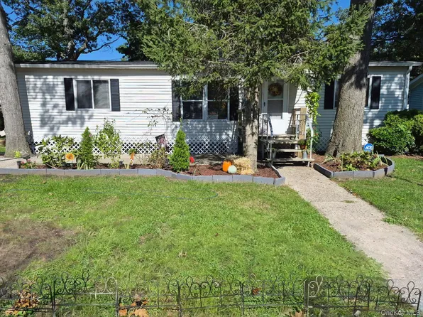 37-28 Hubbard Avenue, Riverhead, NY 11901