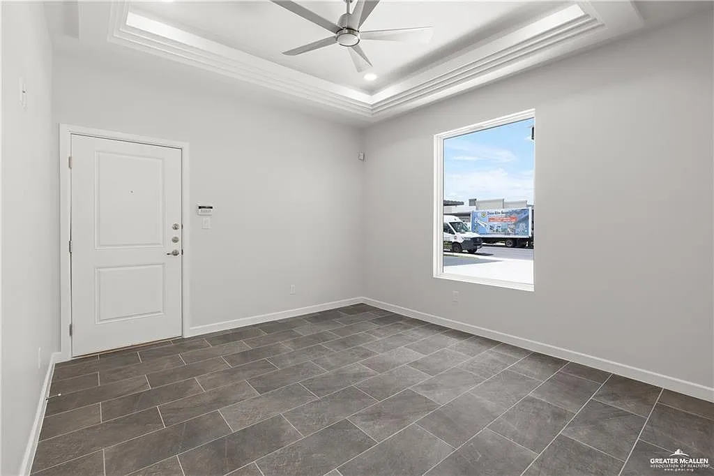 3 bed, 2.0 bath, 1038 sqft, $1,400 — Photo 3