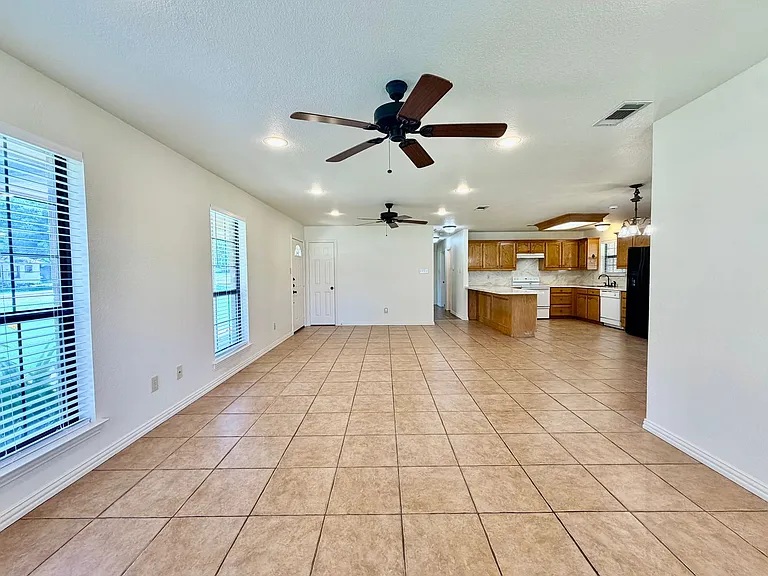 525 W Lloyd St — Photo 3
