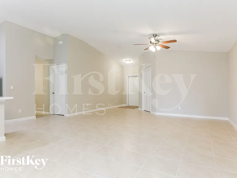 1062 SW Fenway Rd — Photo 3