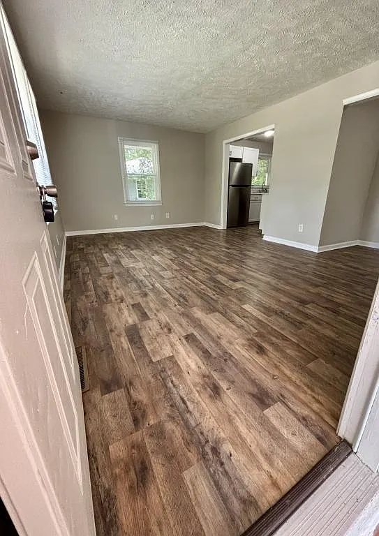 330 Richmond Dr — Photo 4