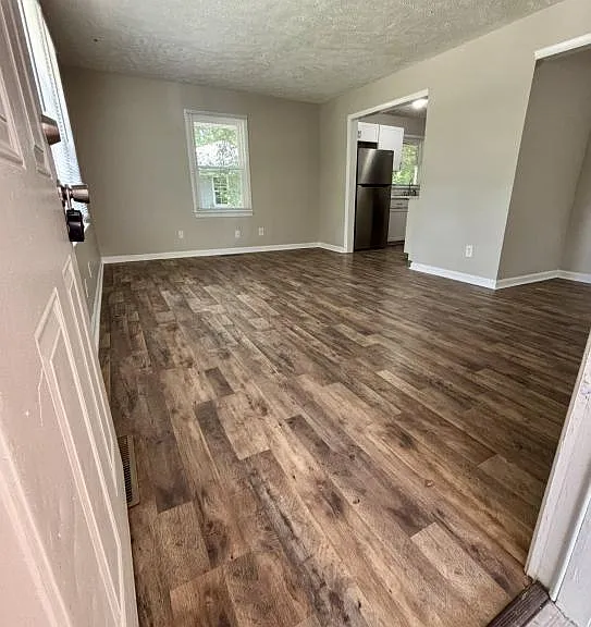 330 Richmond Dr — Photo 4