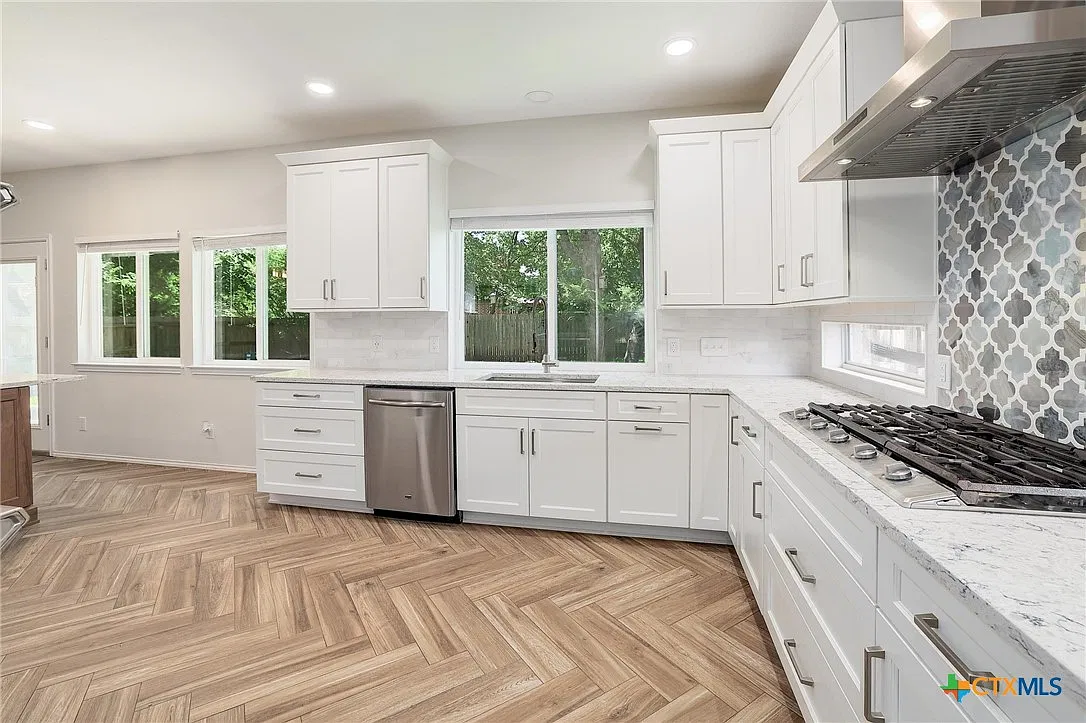 5 bed, 2.5 bath, 3140 sqft, $3,000 — Photo 4