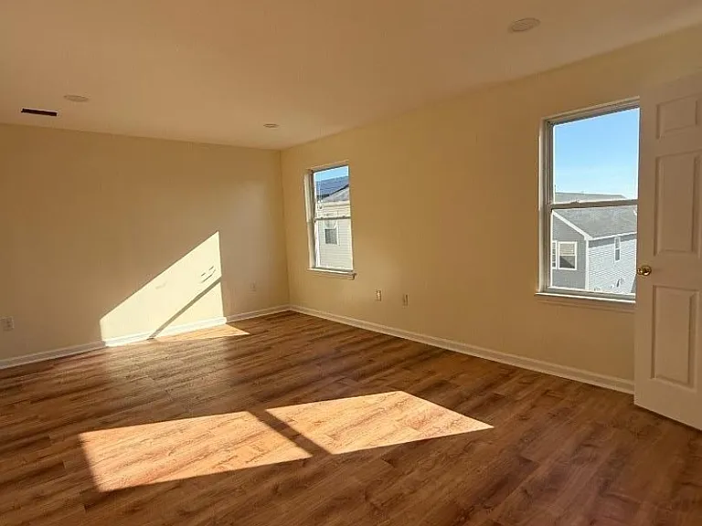 68 Port Ave — Photo 8