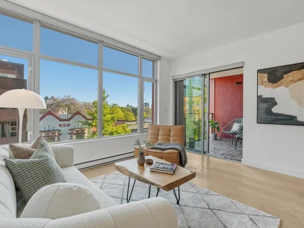 71 E Pender St #403, Vancouver, BC V6A 1S9
