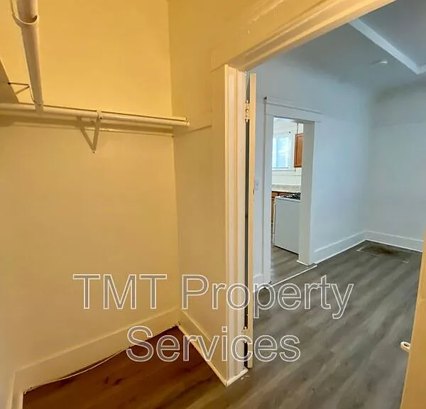 202-208 W Oak St #208 W OAK STREET — Photo 14