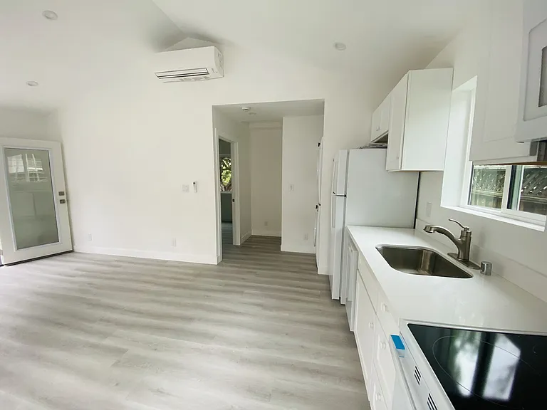 1059 Barbara Ave — Photo 2