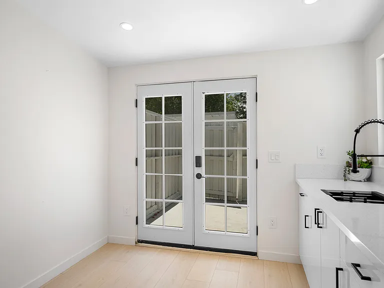 22432 Burbank Blvd #1/2 — Photo 3