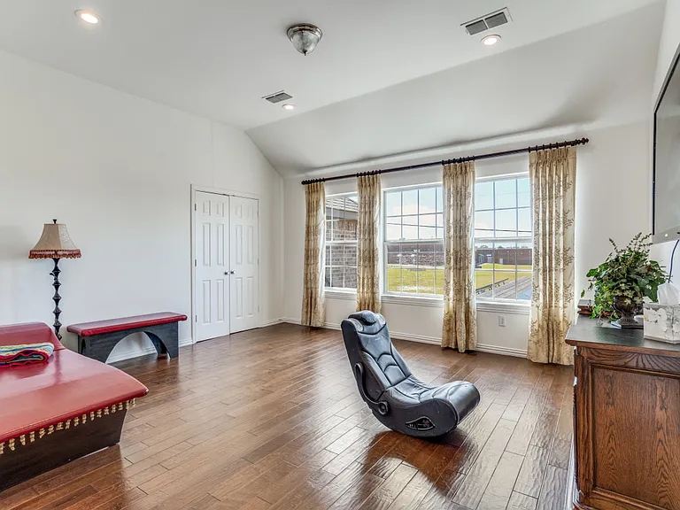 7110 Waterbury Dr — Photo 8