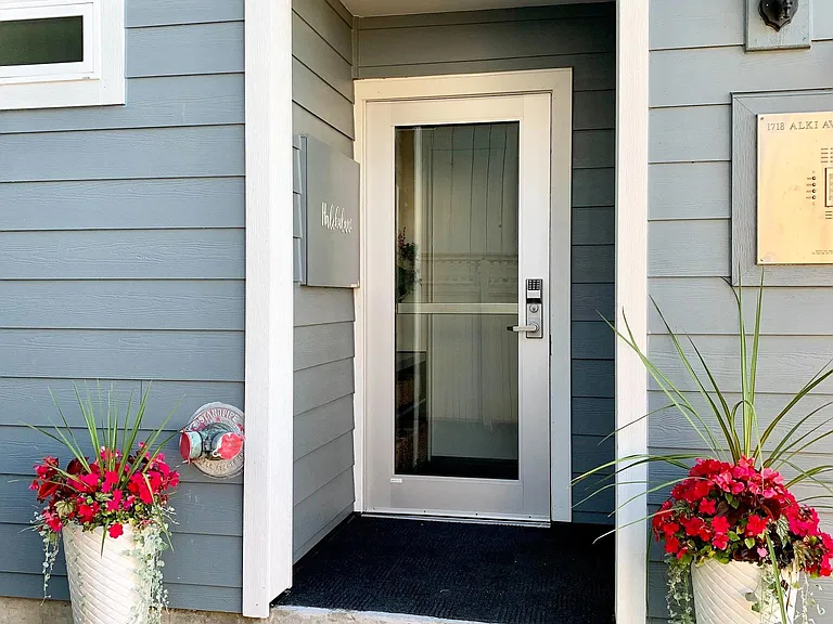 1718 Alki Ave SW #100 — Photo 3