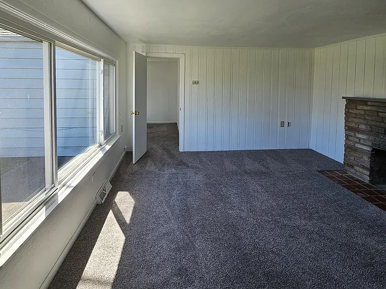 4660 Darrow Rd — Photo 4