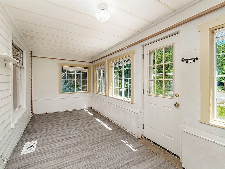 307 School St — Photo 2