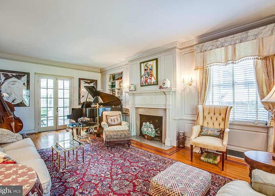 Formal Living room w/gas FP