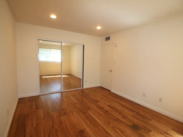 Nordhoff Apartments — Photo 9