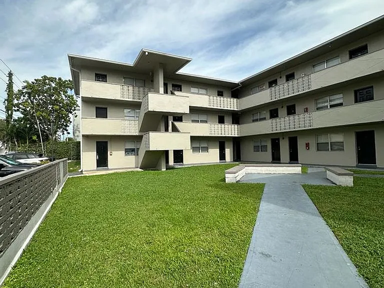 1545 NW 8th Ave — Photo 19