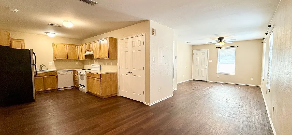 3 bed, 1100 sqft, $1,300 — Photo 1