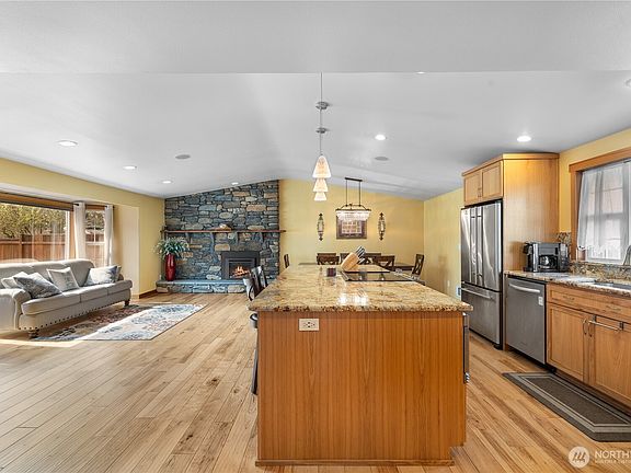 5th image of 233 W Jensen Street