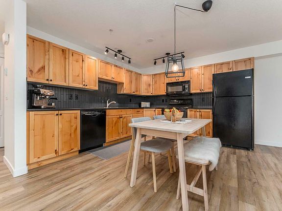 5th image of 221-300 Palliser Ln #221