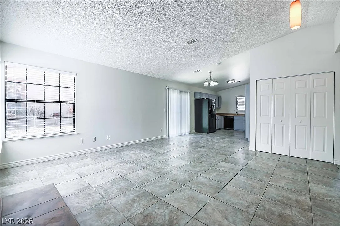 2 bed, 2.0 bath, 922 sqft, $1,995 — Photo 2
