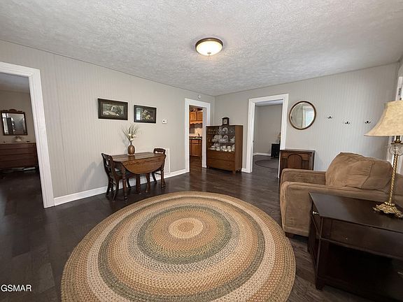 4th image of 616 Rosedale Ave