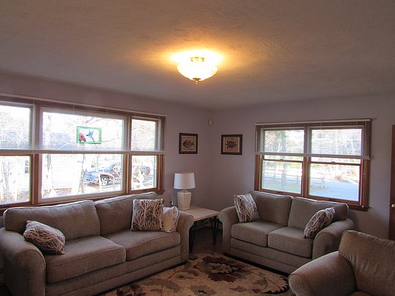 5th image of 381 Edgewater Dr E