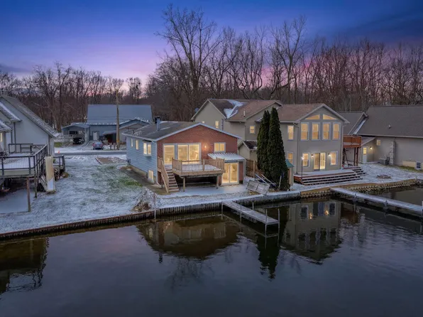 405 S Lakeside Dr, Michigan Center, MI 49254