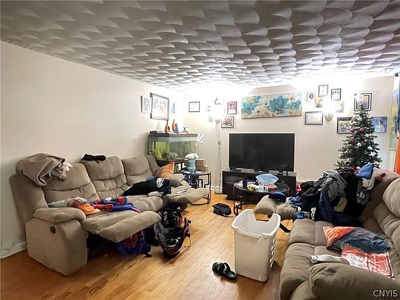 3rd image of 152 Fenway Dr