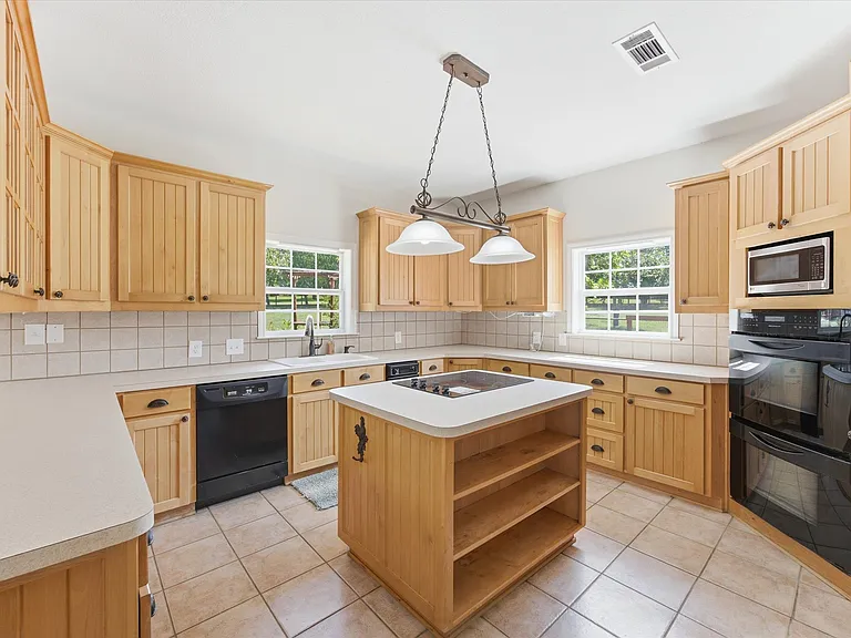 1025 Burchbury Trl — Photo 20