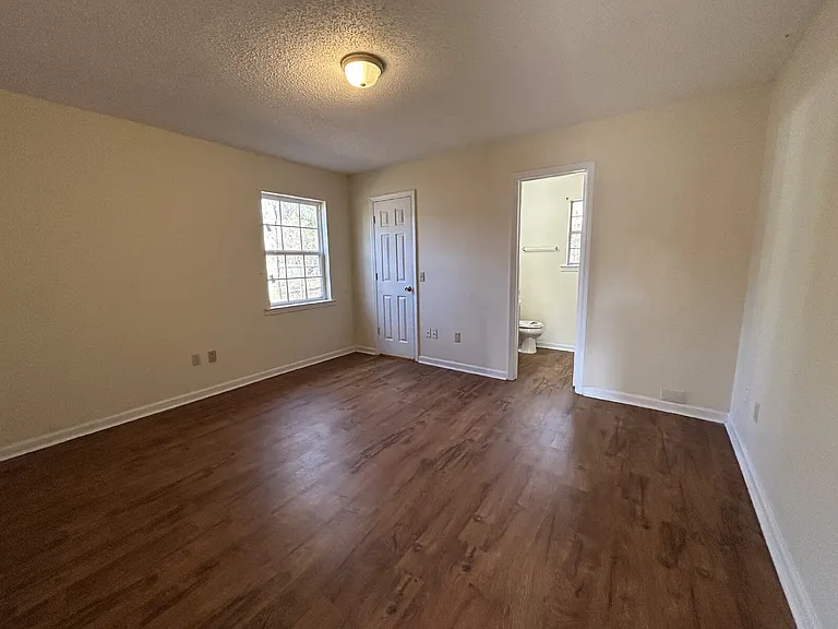 317 Jefferson Cir SE — Photo 4