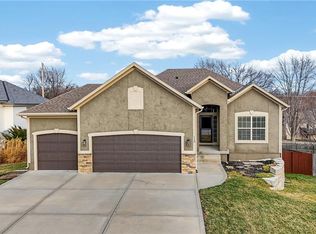 113 N Eastglen Dr, Raymore, MO 64083