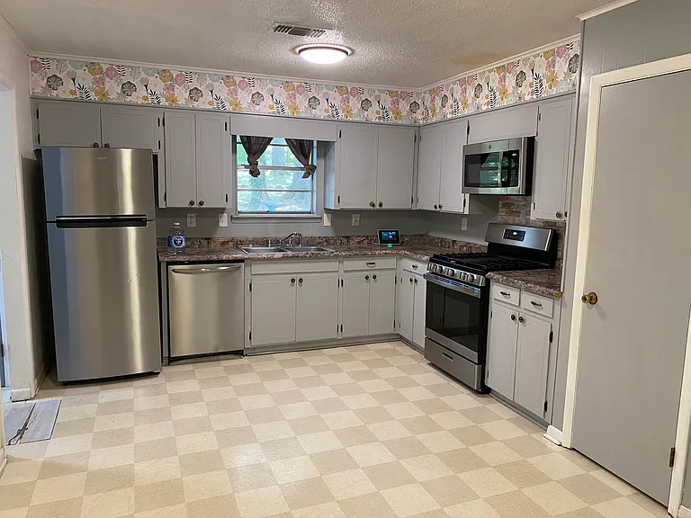 2907 Karen — Photo 2