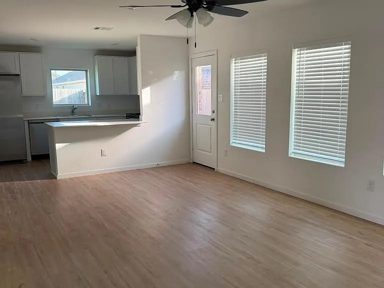 3115 Savannah Rose Dr — Photo 3