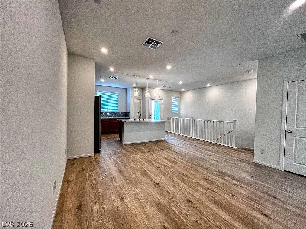3 bed, 2.0 bath, 1330 sqft, $2,600 — Photo 3