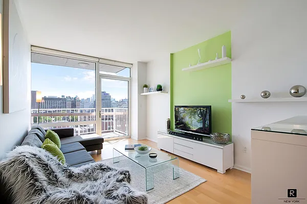 Rented by R New York | media 18